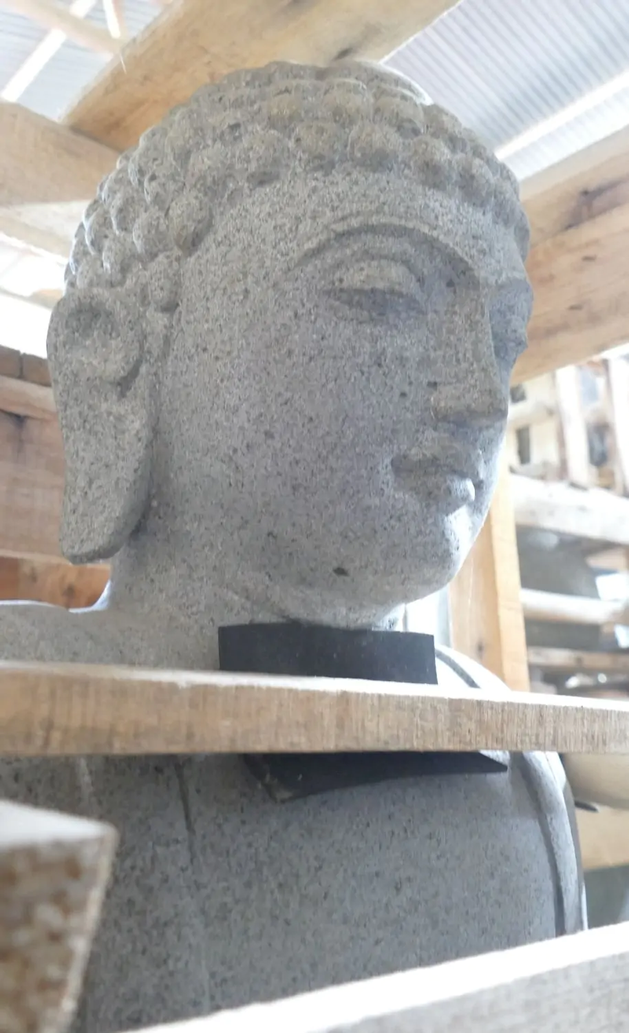  Product image 7 of the product “Seated Buddha made of high value riverstone with the hand gesture “meditation”, height 76cm. Stonemason’s work ”